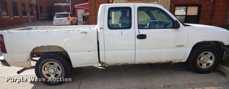 image for item JS9295 2000 Chevrolet Silverado 1500  Ext. Cab pickup truck