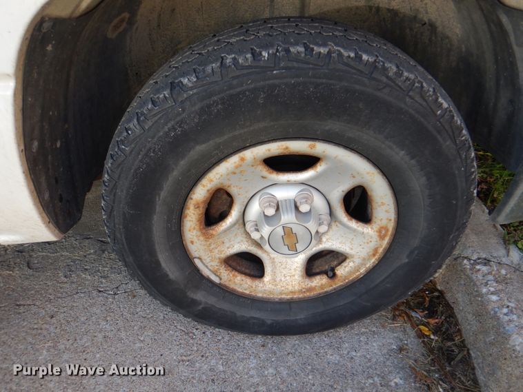 image for item JS9295 2000 Chevrolet Silverado 1500  Ext. Cab pickup truck