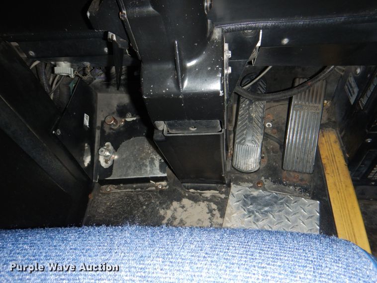 image for item JS9301 2004 Gillig G29B102N4  transit bus