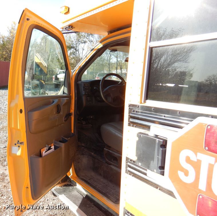 image for item JT9440 2007 GMC Savana G3500  Thomas Minotou school bus