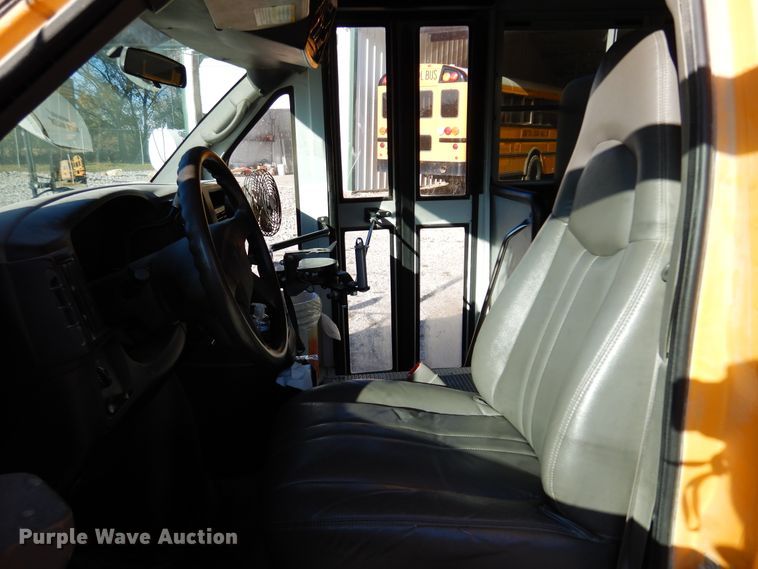 image for item JT9440 2007 GMC Savana G3500  Thomas Minotou school bus