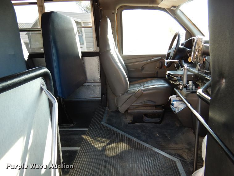 image for item JT9440 2007 GMC Savana G3500  Thomas Minotou school bus