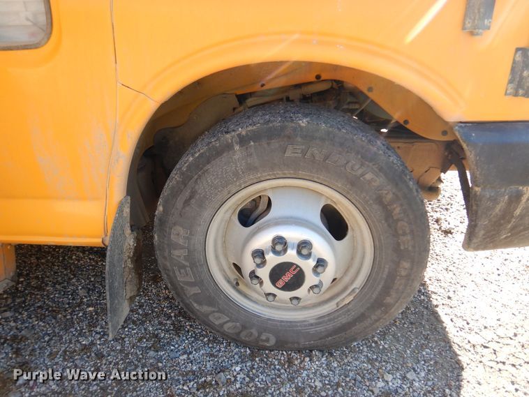 image for item JT9440 2007 GMC Savana G3500  Thomas Minotou school bus