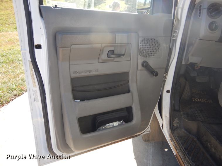 image for item KO9168 2009 Ford E450 Super Duty  shuttle bus