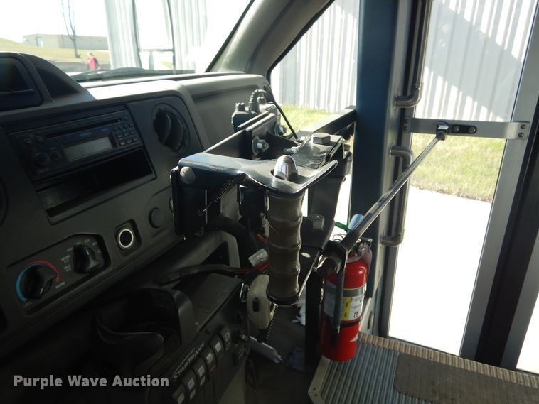 image for item KO9168 2009 Ford E450 Super Duty  shuttle bus