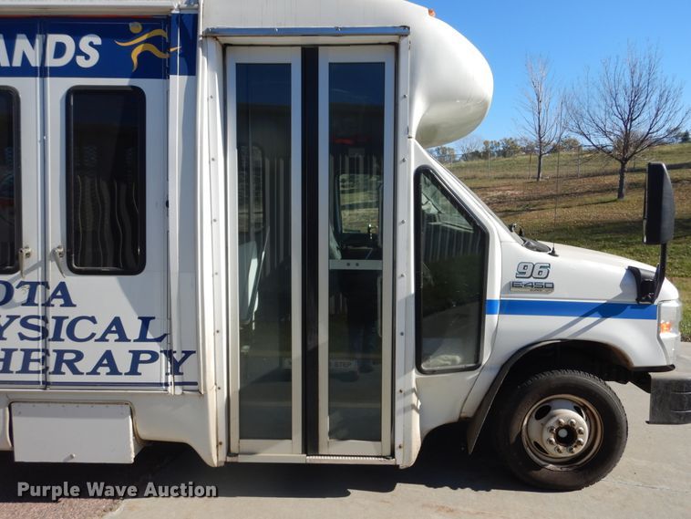 image for item KO9168 2009 Ford E450 Super Duty  shuttle bus