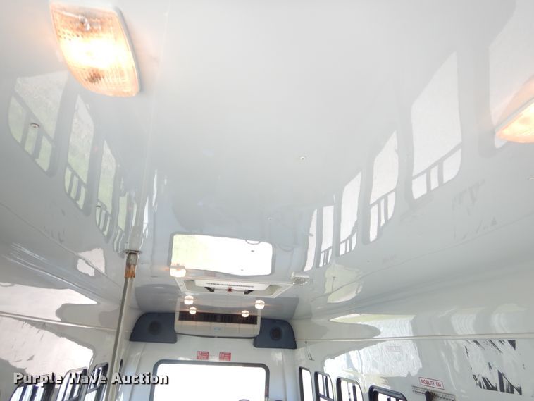 image for item KO9168 2009 Ford E450 Super Duty  shuttle bus