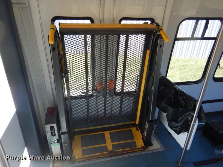 image for item KO9168 2009 Ford E450 Super Duty  shuttle bus