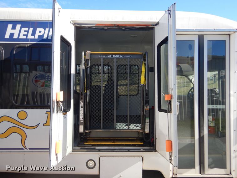 image for item KO9168 2009 Ford E450 Super Duty  shuttle bus