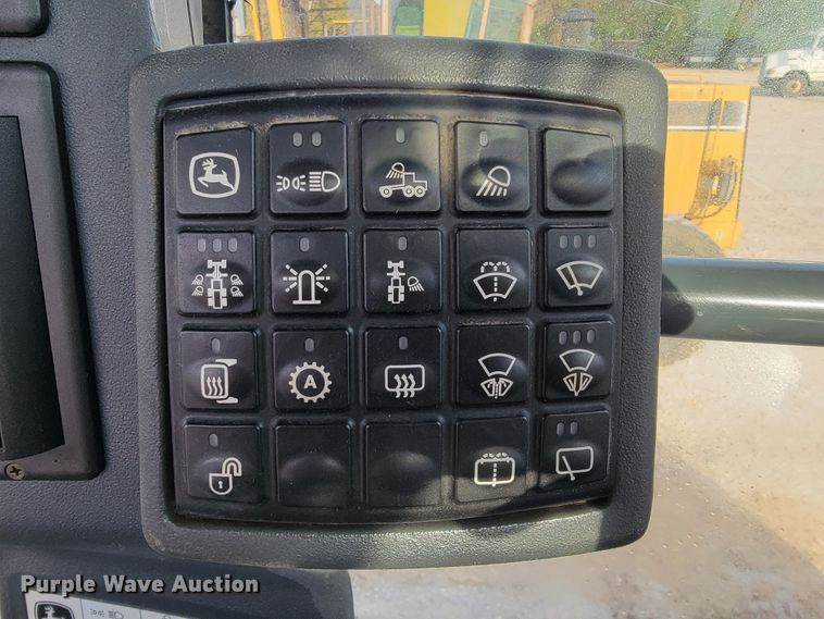 image for item KQ9079 2006 John Deere 770D  motor grader