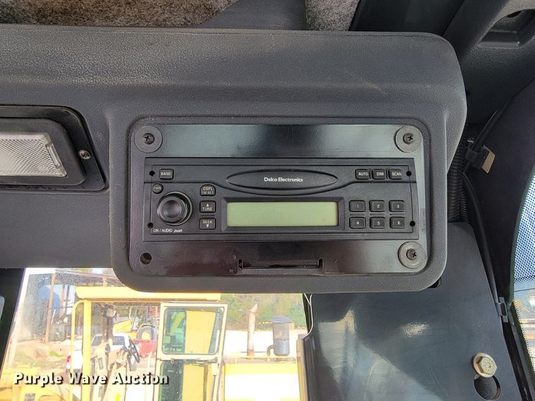 image for item KQ9079 2006 John Deere 770D  motor grader