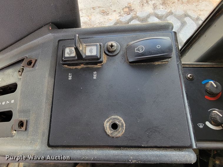 image for item KQ9079 2006 John Deere 770D  motor grader