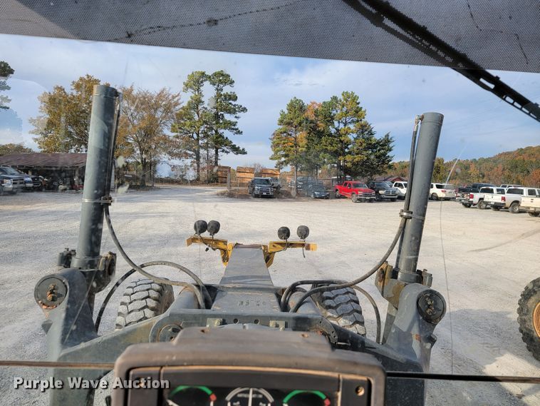 image for item KQ9079 2006 John Deere 770D  motor grader