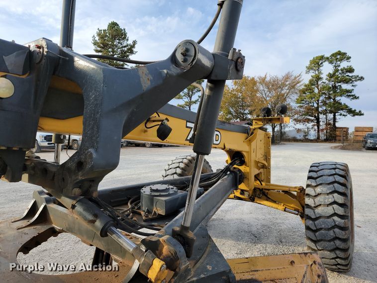 image for item KQ9079 2006 John Deere 770D  motor grader