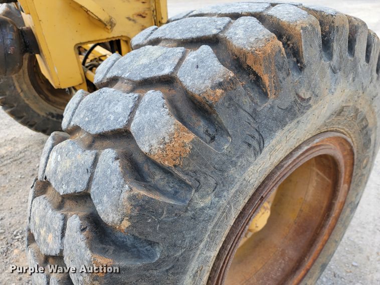 image for item KQ9079 2006 John Deere 770D  motor grader