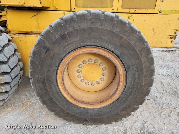 image for item KQ9079 2006 John Deere 770D  motor grader