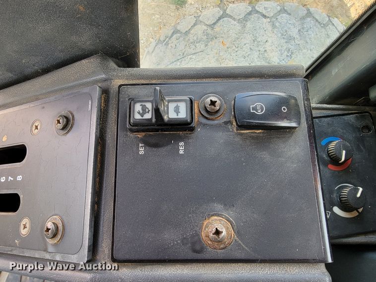 image for item KQ9082 2007 John Deere 670D  motor grader