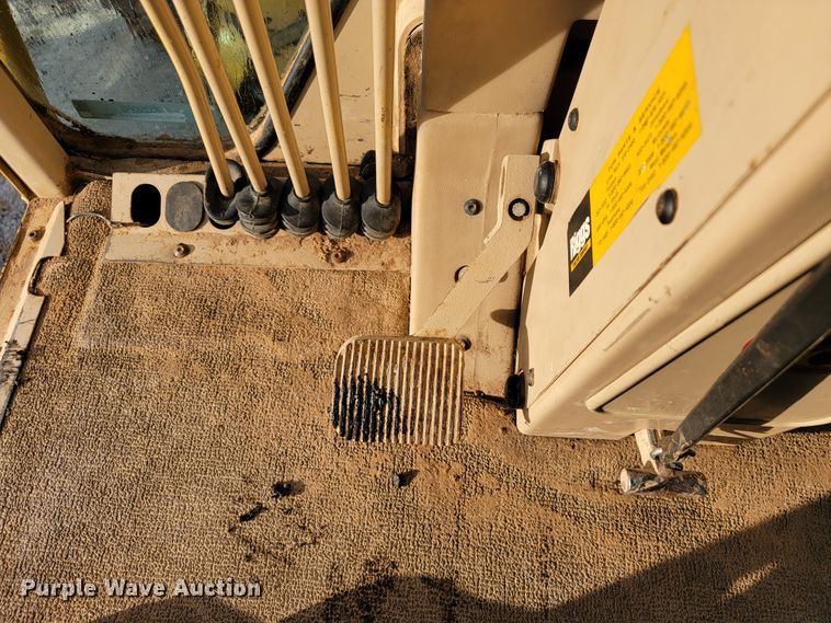 image for item KQ9083 2002 Caterpillar 140H  motor grader