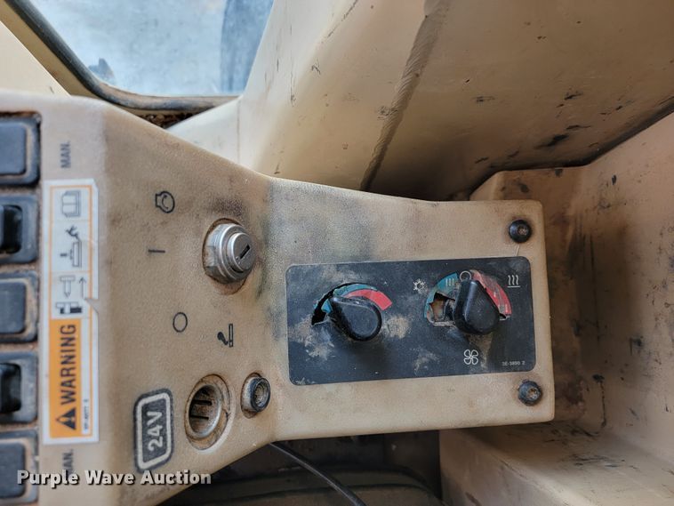 image for item KQ9083 2002 Caterpillar 140H  motor grader