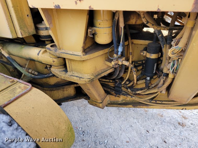 image for item KQ9083 2002 Caterpillar 140H  motor grader