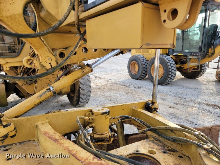 image for item KQ9083 2002 Caterpillar 140H  motor grader