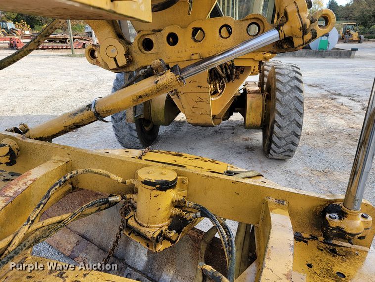 image for item KQ9083 2002 Caterpillar 140H  motor grader