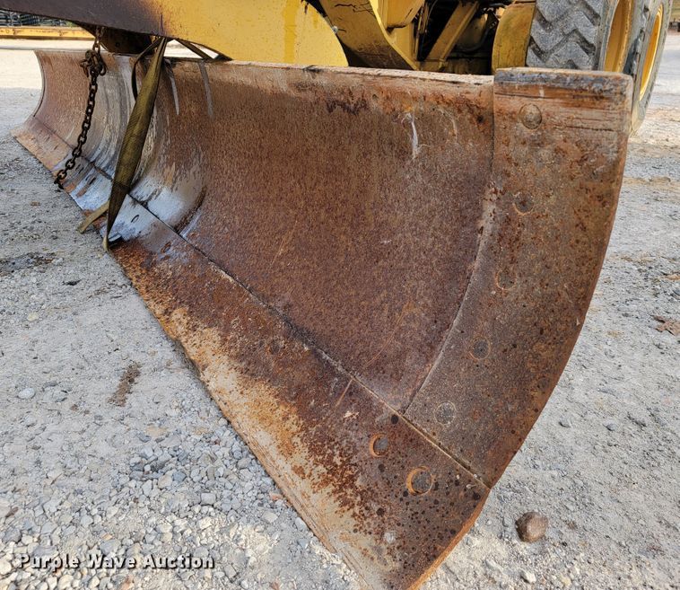 image for item KQ9083 2002 Caterpillar 140H  motor grader