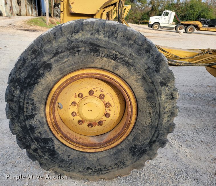 image for item KQ9083 2002 Caterpillar 140H  motor grader