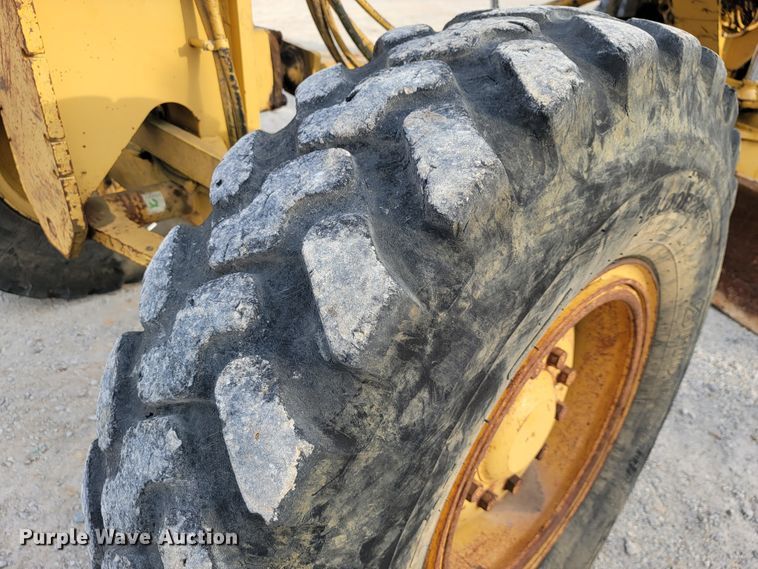 image for item KQ9083 2002 Caterpillar 140H  motor grader