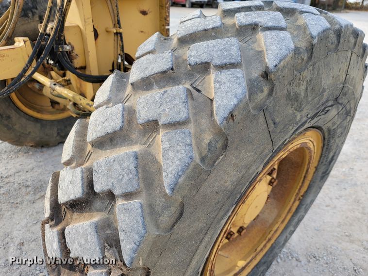 image for item KQ9083 2002 Caterpillar 140H  motor grader