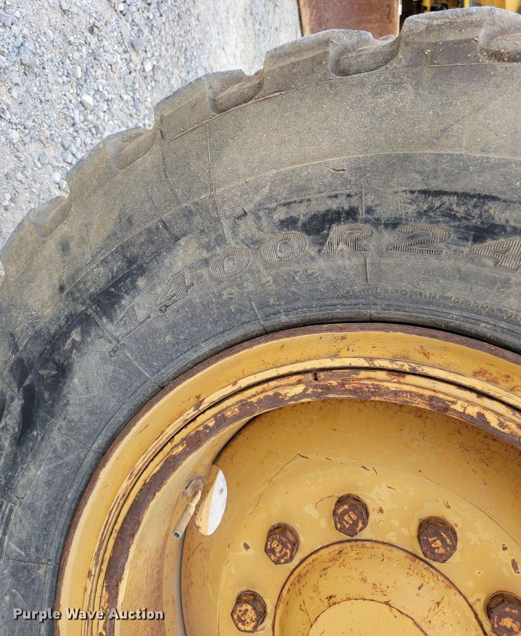 image for item KQ9083 2002 Caterpillar 140H  motor grader