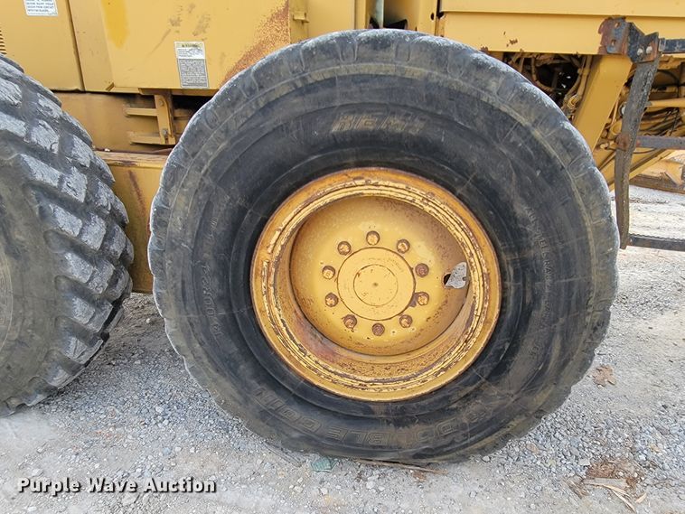 image for item KQ9083 2002 Caterpillar 140H  motor grader