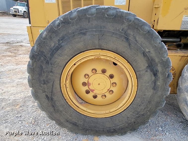 image for item KQ9083 2002 Caterpillar 140H  motor grader