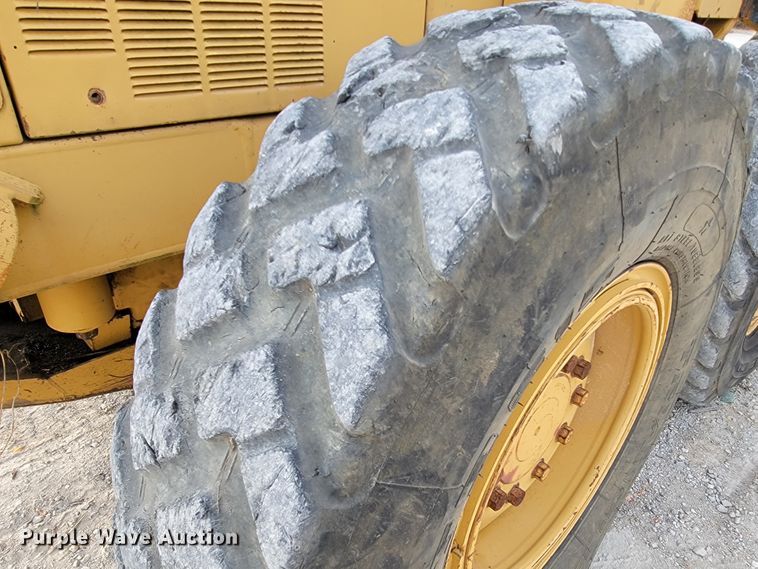 image for item KQ9083 2002 Caterpillar 140H  motor grader