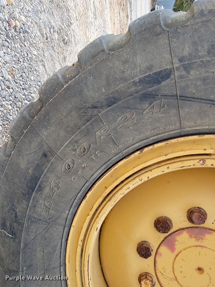 image for item KQ9083 2002 Caterpillar 140H  motor grader