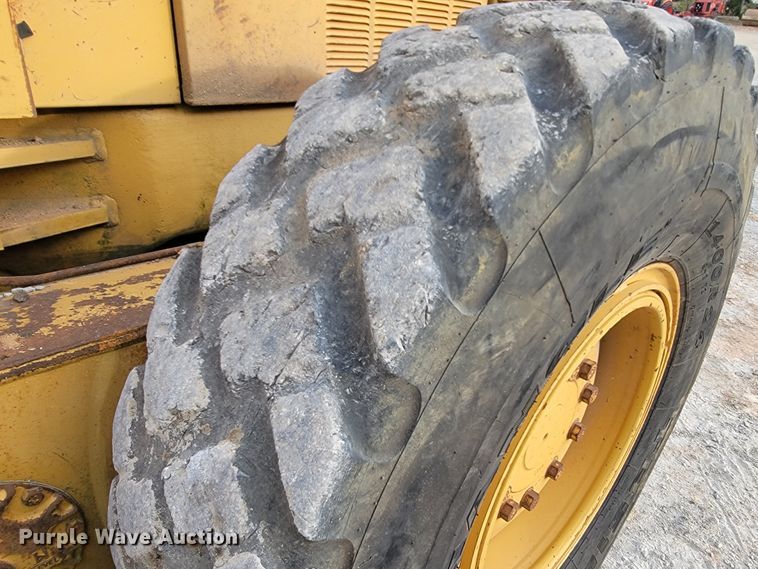 image for item KQ9083 2002 Caterpillar 140H  motor grader