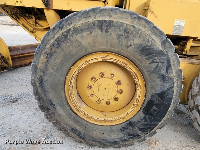 image for item KQ9083 2002 Caterpillar 140H  motor grader