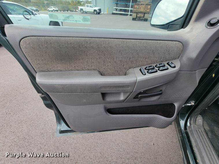 image for item KQ9097 2004 Ford Explorer  SUV