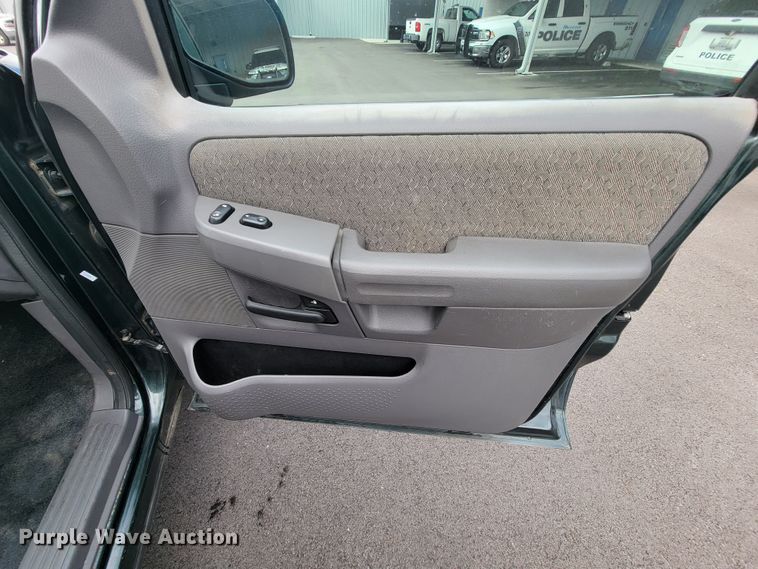 image for item KQ9097 2004 Ford Explorer  SUV