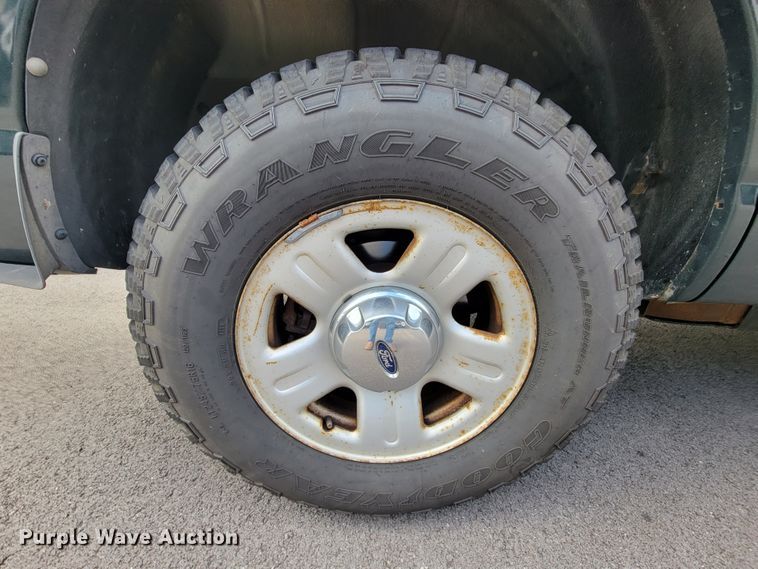 image for item KQ9097 2004 Ford Explorer  SUV