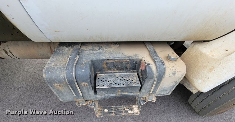 image for item KQ9099 2002 Ford F650  dump truck