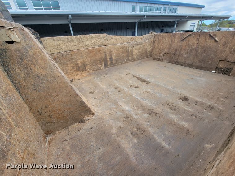 image for item KQ9099 2002 Ford F650  dump truck