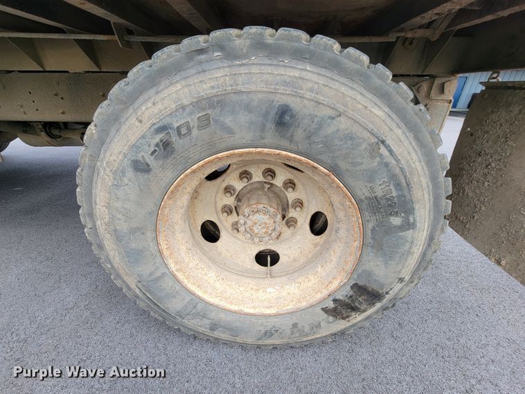 image for item KQ9099 2002 Ford F650  dump truck