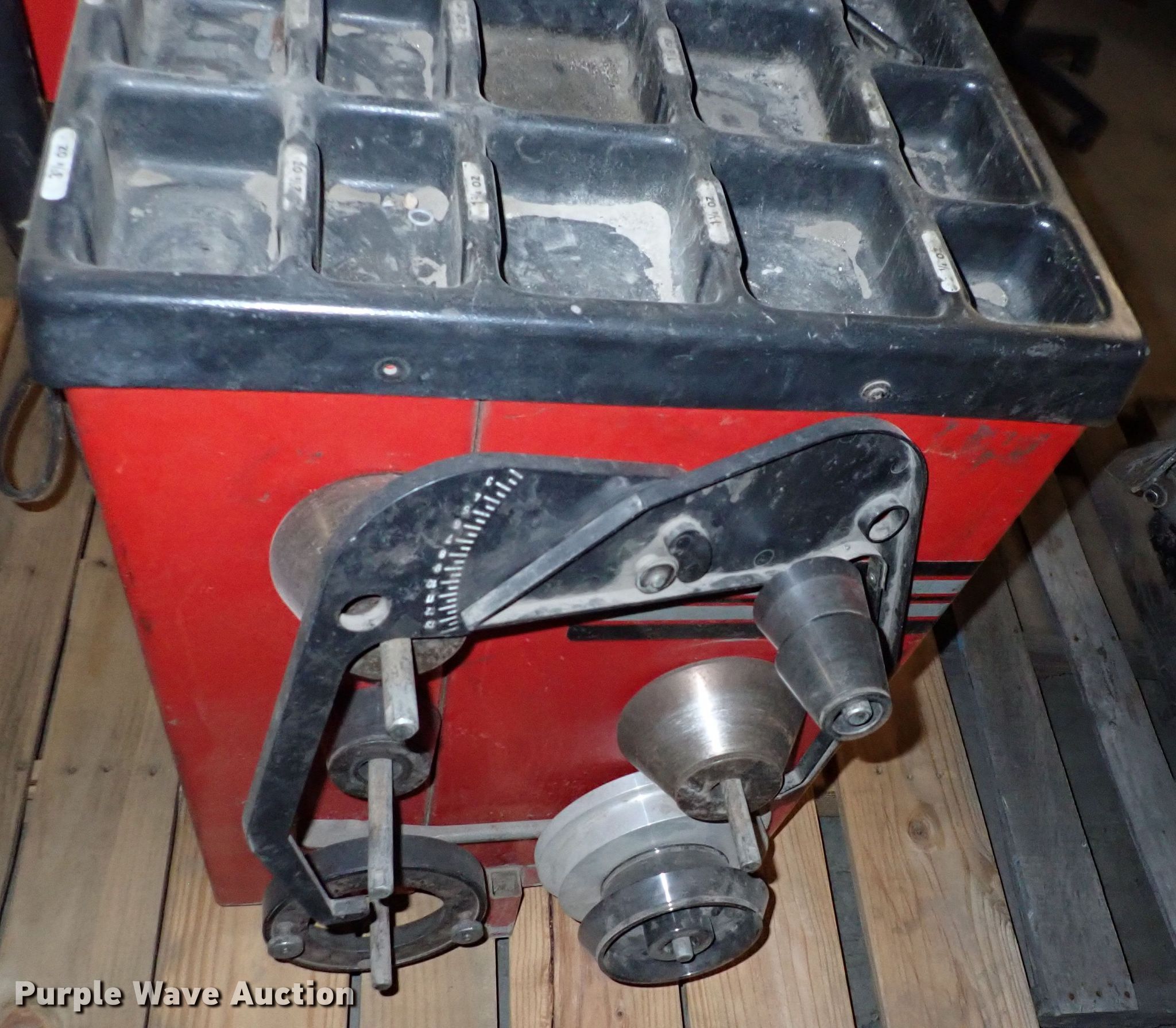 Coats 1001116 tire balancer in Wichita, KS Item IK9207 sold Purple Wave