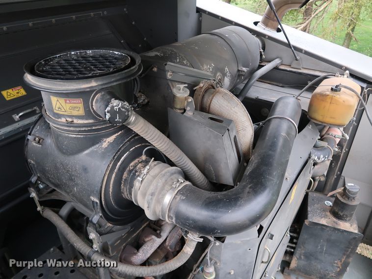 image for item DJ2409 2016 Gleaner S97 Super Series  combine