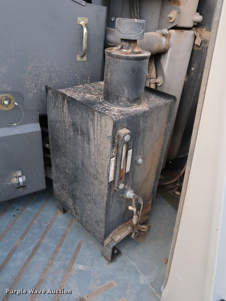 image for item DJ2410 2016 Gleaner S97 Super Series  combine