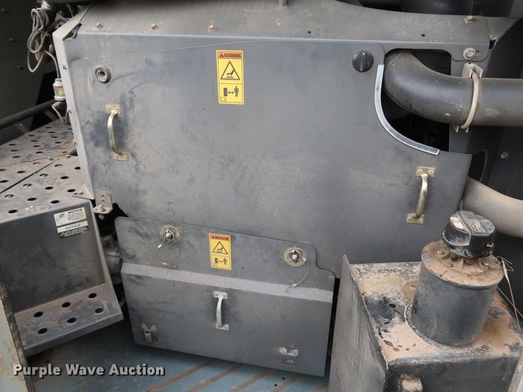 image for item DJ2410 2016 Gleaner S97 Super Series  combine