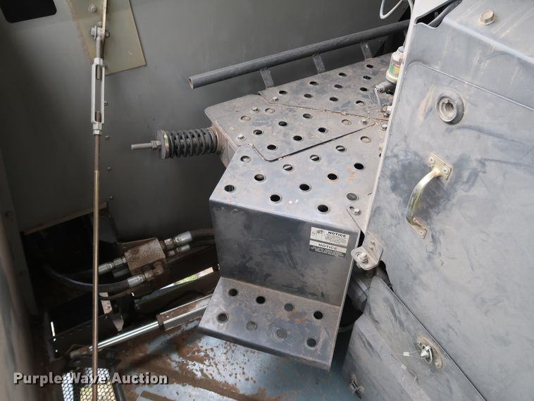 image for item DJ2411 2016 Gleaner S97 Super Series  combine