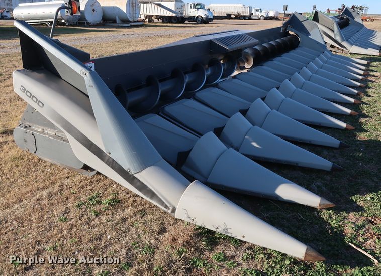 image for item DJ2413 2014 Gleaner 3000 R12  corn head