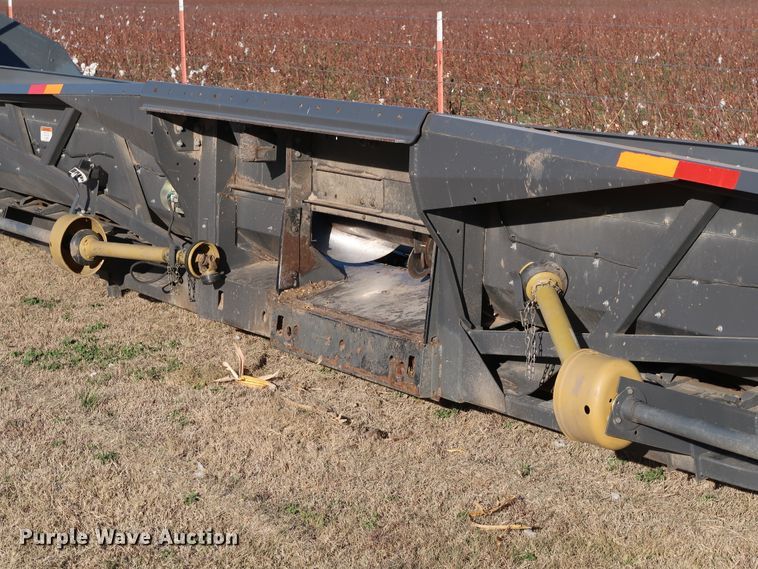 image for item DJ2413 2014 Gleaner 3000 R12  corn head